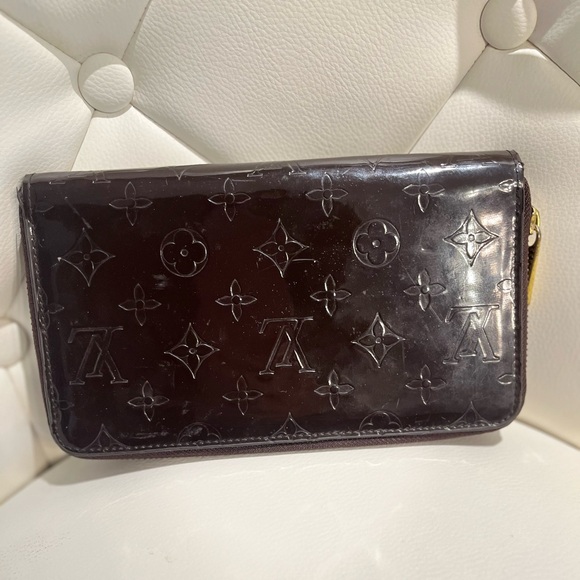 Louis Vuitton Brown Key Holder with Embossed Monogram - Picture 1 of 14